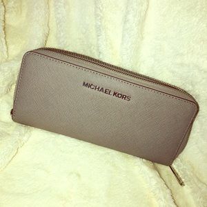 AUTHENTIC Michael Kors Wallet:wrist strap missing